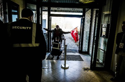 Wer ins Wahllokal wollte, musste durch die Sicherheitskontrolle. Draußen standen Betonabsperrungen. Foto: Lichtgut/Leif Piechowski