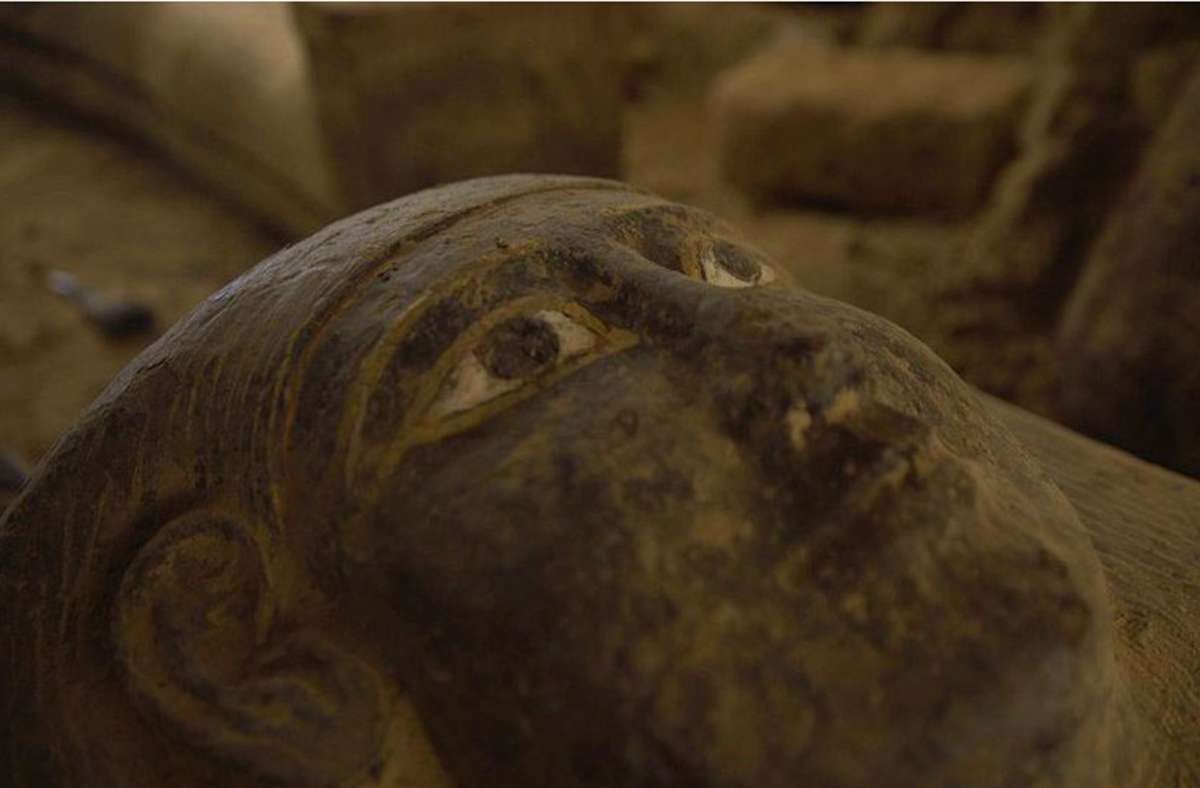 In der Totenstadt von Sakkara sind in einem Schacht mehrere versiegelte Särge gefunden worden .