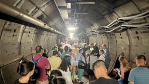 Aufnahme aus dem Nottunnel des Eurotunnel zwischen Frankreich und England: Nach der Panne mussten Passagiere im Tunnel ihre Wagen verlassen und wurden zu Fuß durch den Nottunnel begleitet. Foto: dpa/Kate Scott