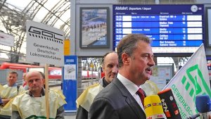 Der Bundesvorsitzende der Gewerkschaft Deutscher Lokomotivführer (GDL), Claus Weselsky, will wieder mit der Bahn verhandeln. Foto: dpa
