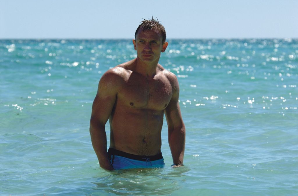 Ja, da schau her III: Einen Badehosen-Moment für die Ewigkeit schuf Daniel Craig alias James Bond 2006 in „Casino Royale“ im knappen blauen Badehöschen.