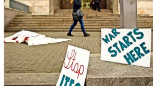 Mit Plakaten und Spruchbändern gegen die Waffentechnikschau Foto: Lichtgut/Piechowski