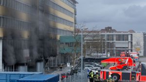 Bei einem Feuer in einem wissenschaftlichen Labor in Freiburg werden vier Feuerwehrleute verletzt. Foto: dpa