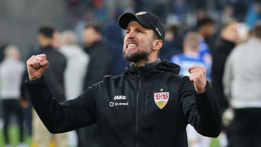 Der VfB-Trainer Sebastian Hoeneß fordert Kampfgeist – und schwört die Stuttgarter auf die nächsten Aufgaben ein. Foto:  