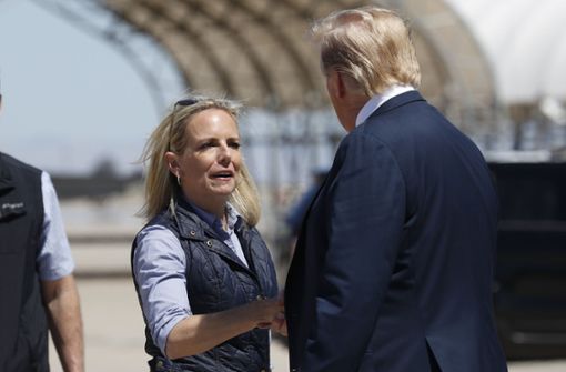 Kirstjen Nielsen (hier bei einem Treffen mit Donald Trump Anfang April) verlässt ihren Posten als Heimatschutzministerin. Sie ist nicht die erste, die geht. Foto: AP
