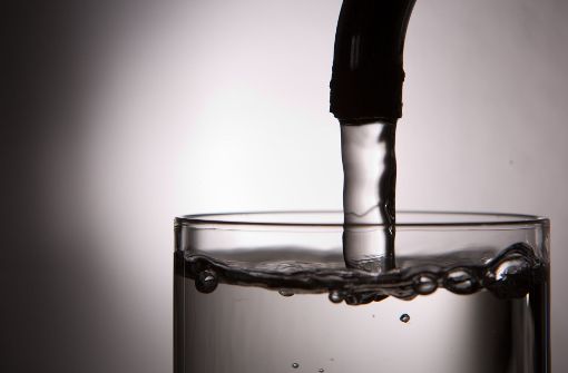 Wer Leitungswasser trinkt, macht in der Regel nichts falsch, meint der Chemiker Helge Bergmann. Foto: dpa