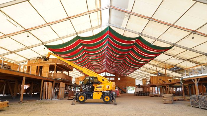 Arbeiter bauen Zelte und Hütten für die große Sause auf