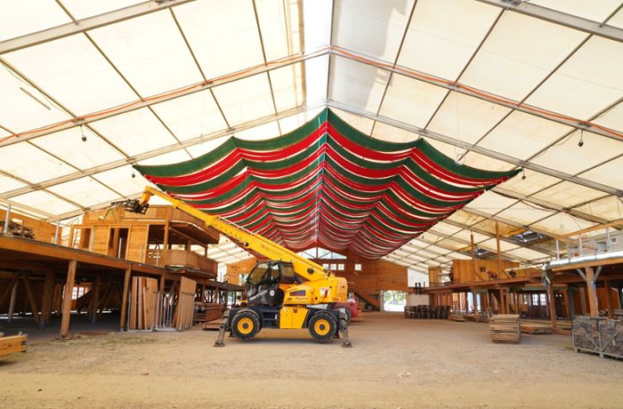 Cannstatter Volksfest: Arbeiter bauen Zelte und Hütten für die große Sause auf