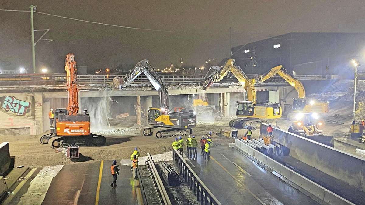Bauarbeiten auf der A 81 bei Böblingen: So lief der Abriss der Eisenbahnbrücke