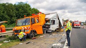 Bei diesem Unfall auf der A81 bei Böblingen wurde am Donnerstag ein junger Sattelzugfahrer schwer verletzt. Foto: SDMG