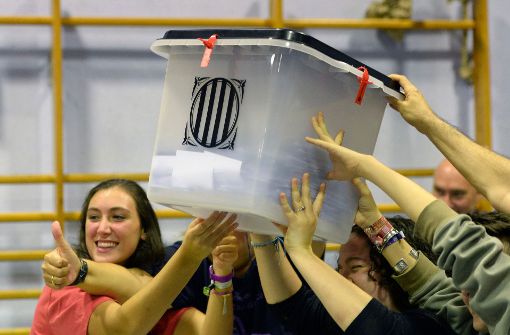 In Barcelona bejubeln Wahlhelfer eine gut gefüllte Abstimmungsbox. Foto: AFP