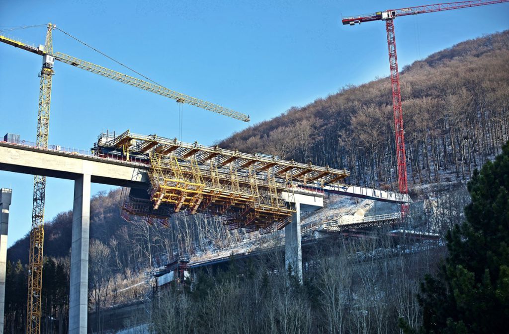 Die Vorschubrüstung, mit der die beiden Brückentragwerke betoniert werden, hängt derzeit über der Autobahn A 8.