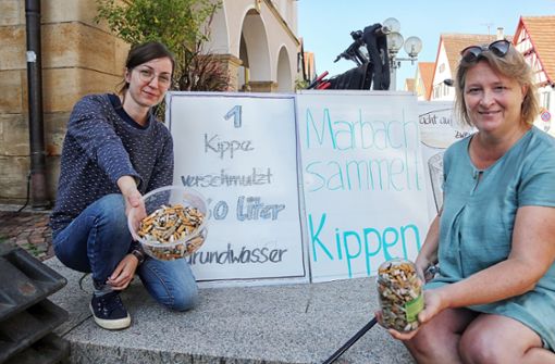 Kippen-Sammelaktion beim Rathaus in Marbach (von links): Eva Kissel von der Marbacher Nachhaltigkeitsgruppe  und Andrea Lehning vom Umweltverband BUND Marbach-Bottwartal. Foto: Avanti/Ralf Poller