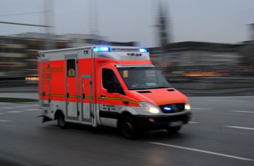 Der Rettungsdienst brachte die Fußgängerin ins Krankenhaus (Symbolbild). Foto: dpa/Carsten Rehder