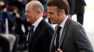 Bundeskanzler Olaf Scholz (l) hat sich gemeinsam mit dem französischen Präsidenten Emmanuel Macron für eine Neuausrichtung der Handelsbeziehungen mit China ausgesprochen (Archivfoto). Foto: AFP/ODD ANDERSEN