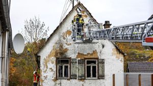 Feuerwehr rettet Frau aus brennendem Haus