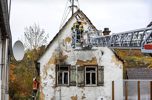 Glimpflich davongekommen ist offenbar die 56-Jährige, die von der Feuerwehr aus ihrer Wohnung geholt wurde. Foto: KS-Images.de / Karsten Schmalz
