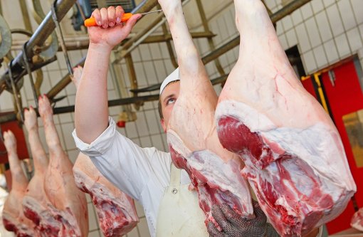 Ein Metzger bei der Arbeit – die Frage lautet: Müssen Fleischesser ein schlechtes Gewissen haben? Foto: dpa