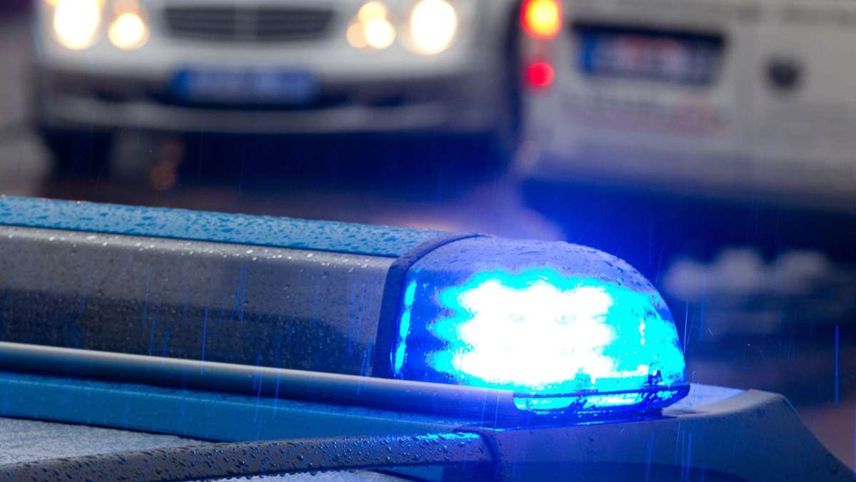 Unfall in Stuttgart: Mercedes-Fahrerin erfasst Fußgänger