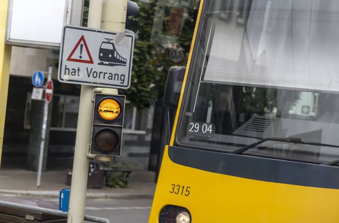 Stuttgart Weilimdorf: Radfahrer stößt mit Straßenbahn zusammen