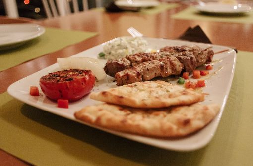 Typisch griechische Gerichte wie etwa Souvlaki (Foto), gegrillten Fisch, Lamm und einen Mittagstisch soll es im neuen  Restaurant Kouzina geben. Foto: Lichtgut/Verena Ecker