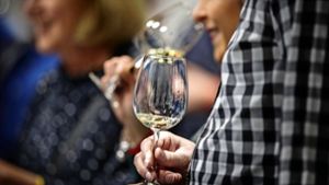 Besucher in der Alten Kelter haben die besonderen Weine des Remstals, Stuttgarts und Esslingens im Glas. Foto: Gottfried Stoppel