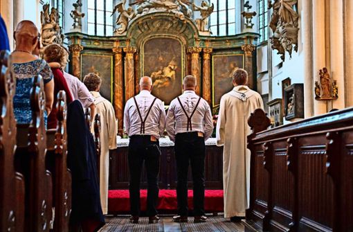 Trauung: Zwei Männer stehen mit zwei Pfarrern vor dem Altar. Foto: dpa