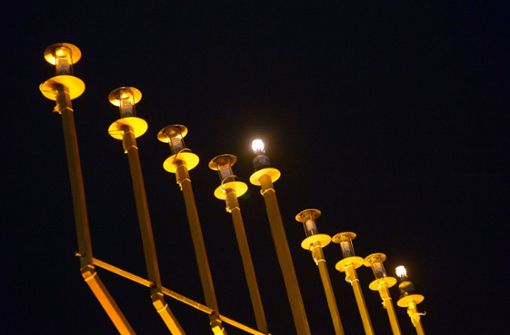 In Heilbronn haben Unbekannte einen Chanukka-Leuchter zerstört. (Symbolbild) Foto: dpa