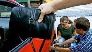 Der Trick: „Hier, Ihr Reifen ist kaputt“, sagt ein Täter, während ein Komplize die Handtasche aus dem Auto verschwinden lässt Foto: Uli Kraufmann