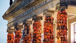 Am Konzerthaus am Gendarmenmarkt in Berlin hat  der chinesische Künstler Ai Weiwei mit einer Kunstinstallation an das Schicksal der vielen Flüchtlinge, die auf ihrem Weg nach Europa ertrunken sind, erinnert. Foto: dpa