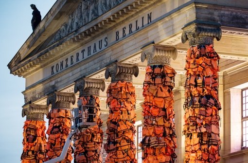 Am Konzerthaus am Gendarmenmarkt in Berlin hat  der chinesische Künstler Ai Weiwei mit einer Kunstinstallation an das Schicksal der vielen Flüchtlinge, die auf ihrem Weg nach Europa ertrunken sind, erinnert. Foto: dpa