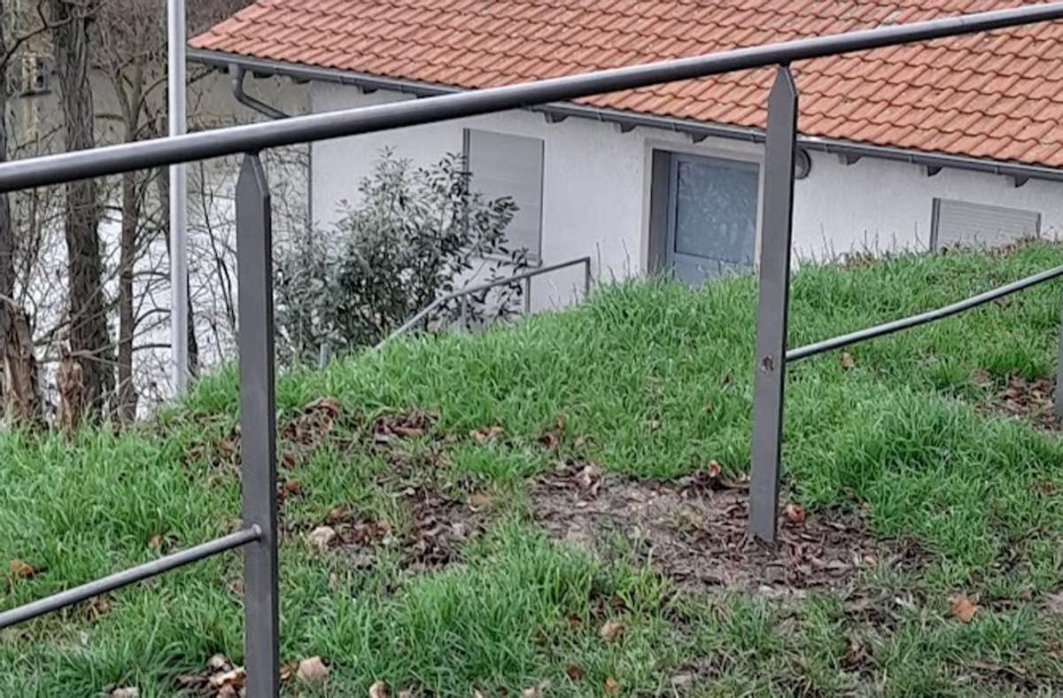 Der Vandalismus hält an: Schon wieder wurde eine Geländerstange bei der Burgruine  entfernt. Foto: Bürgerverein Hofen
