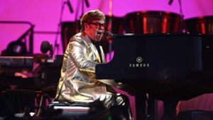 Gold zur Feier des Tages: Elton John auf dem Glastonbury-Festival. Foto: AFP/OLI SCARFF
