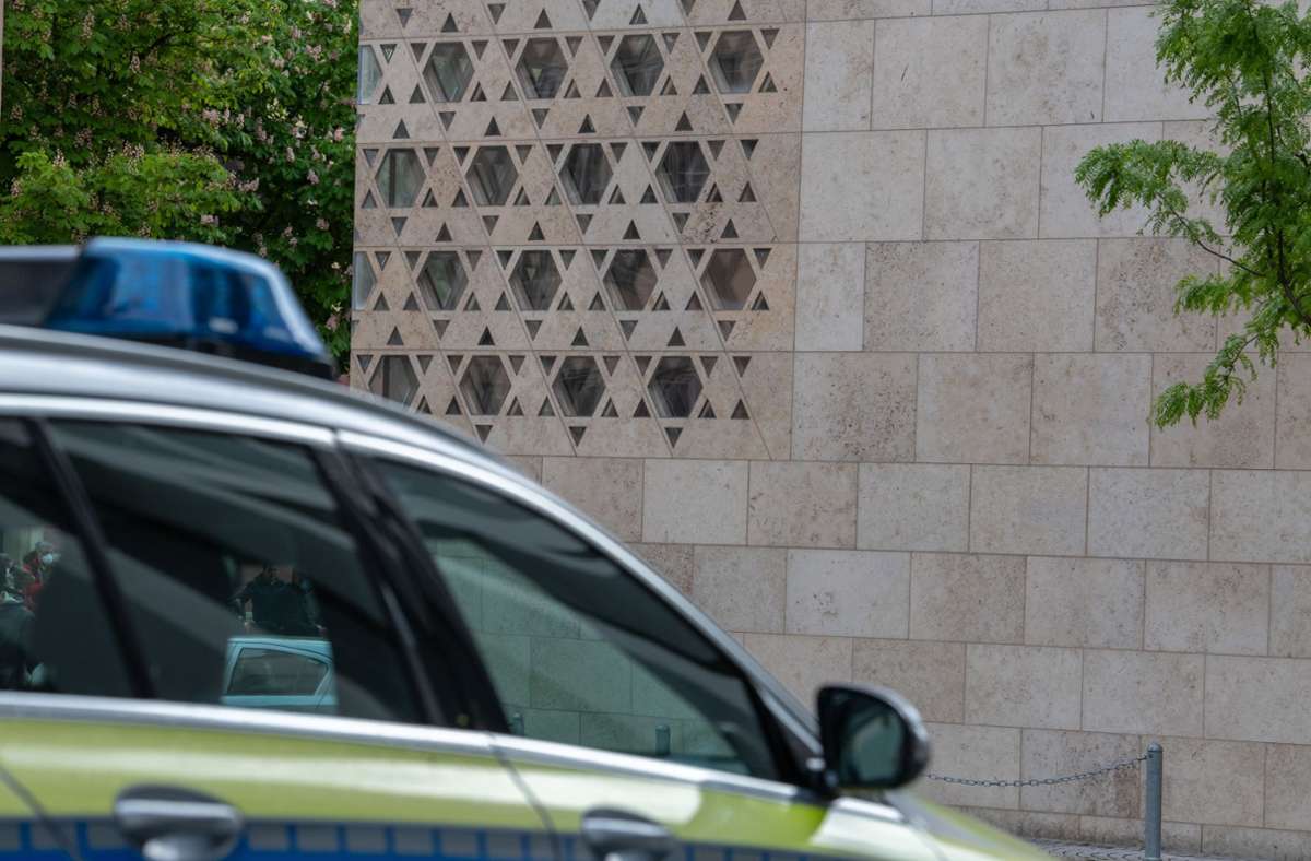 Polizeiauto vor der Synagoge in Ulm. Foto: dpa/Stefan Puchner