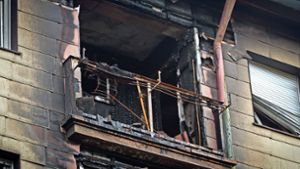 Das Feuer hat in dem gut 60 Jahre alten Haus nicht nur  Balkone zerstört. Foto: factum/Bach