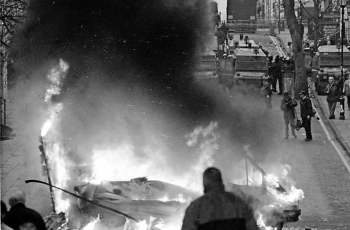 Im blutigen Nordirland-Konflikt brannten viele Autos – so  wie dieses in der Stadt Londonderry. Rund 1800 Menschen starben durch  IRA-Täter. Foto: dpa