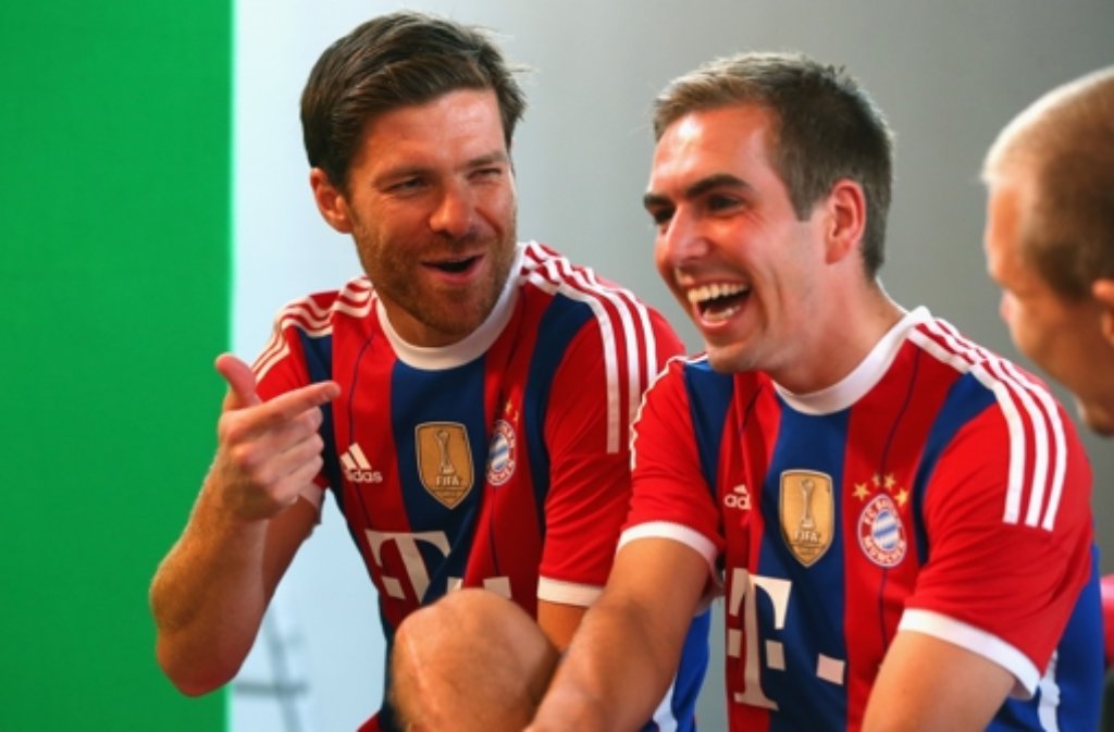 Nun gilt es für Philipp Lahm (rechts, mit Bayern-Neuzugang Xabi Alonso), seine ganze Konzentration auf den FC Bayern München zu richten.