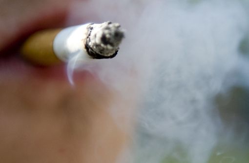 Weil sie eine Zigarette rauchen wollte, war eine 22-Jährige auf ein Dach geklettert (Symbolfoto). Foto: dpa/Robert Schlesinger