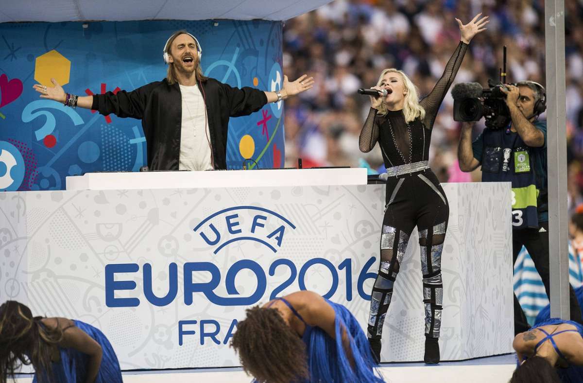 David Guetta und Zara Larsson beim EM-Finale 2016 in Paris. Foto: imago images/IBL