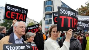 Beim SPD-Parteikonvent stehen vor der Parteizentrale in Berlin Bürger, die gegen die Freihandelsabkommen CETA und TTIP demonstrieren. Foto: dpa