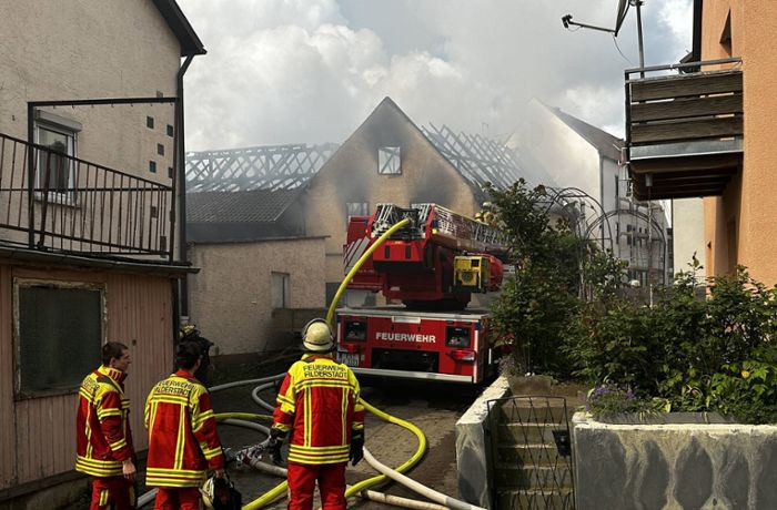 Brand in Filderstadt: Feuer in Scheune bringt Teile des Daches zum Einsturz