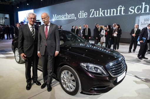 Daimler-Chef Dieter Zetsche und Ministerpräsident Winfried Kretschmann (re.) beim 100. Geburtstags des Sindelfinger Werks Foto: dpa