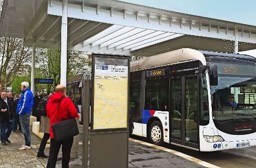 Schnellbus (hier in Straßburg) oder Stadtbahn: Der Gemeinderat will sich vorerst nicht  auf ein System festlegen. Foto: Höhn, Montage: StZN