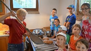 Sabine Klatt holt das selbst gebackene Brot aus dem Ofen. Foto: CDU Großbottwar