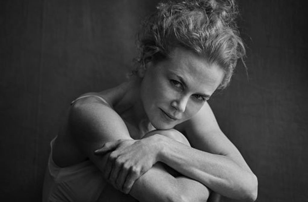 US-Schauspielerin Nicole Kidman wirkt fast zerbrechlich auf der Aufnahme von Peter Lindbergh. Alle Models zeigen sich in der Ausgabe 2017 bekleidet – und unvollkommen schön. Foto: Pirelli/Peter Lindbergh
