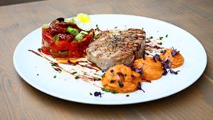 Die spanische Delikatesse: Ein Thunfischfilet  mit dem bunten Paprika-Tomaten-Salat und einem Süßkartoffel-Püree. Foto: Lichtgut/Julian Rettig