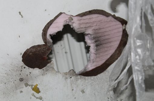 Der Böller entwickelt bei der Explosion so eine Wucht, dass eine Hauswand durchschlagen wird. Foto: dpa/Polizei Krefeld