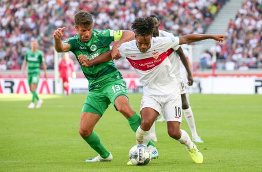 Daniel Didavi (rechts) behauptet sich hier gegen den Fürther Marco Caligiuri – und will noch lange für den VfB Stuttgart am Ball bleiben. Foto: Baumann