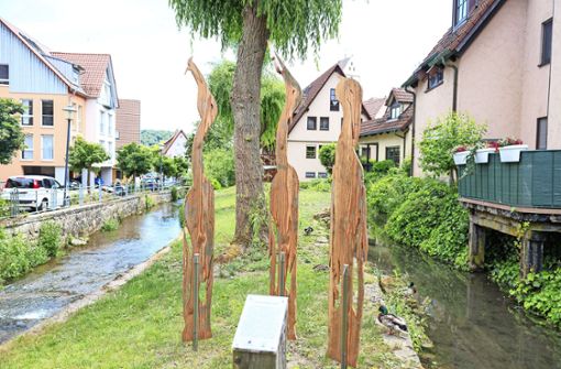 Die drei Reiher aus Holz an der Aid stehen nicht nur für die Fair Trade-Gemeinde Aidlingen, sondern auch für die Freundschaft mit Laußnitz. Es ist ein Geschenk aus Sachsen. Foto: S. / Schlecht