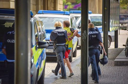 Die Polizei hat in Stuttgart im Zuge des Großeinsatzes einen 22-Jährigen festgenommen. Foto: Lichtgut/Max Kovalenko